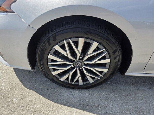 Used 2025 Brilliant Silver Metallic Nissan SV image 11