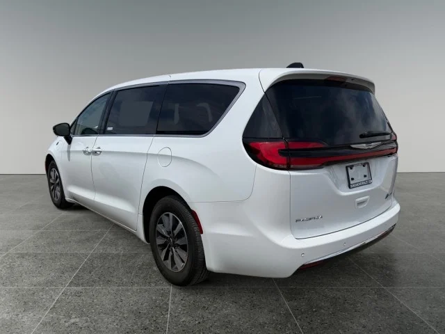 Used 2024  Chrysler  image 12