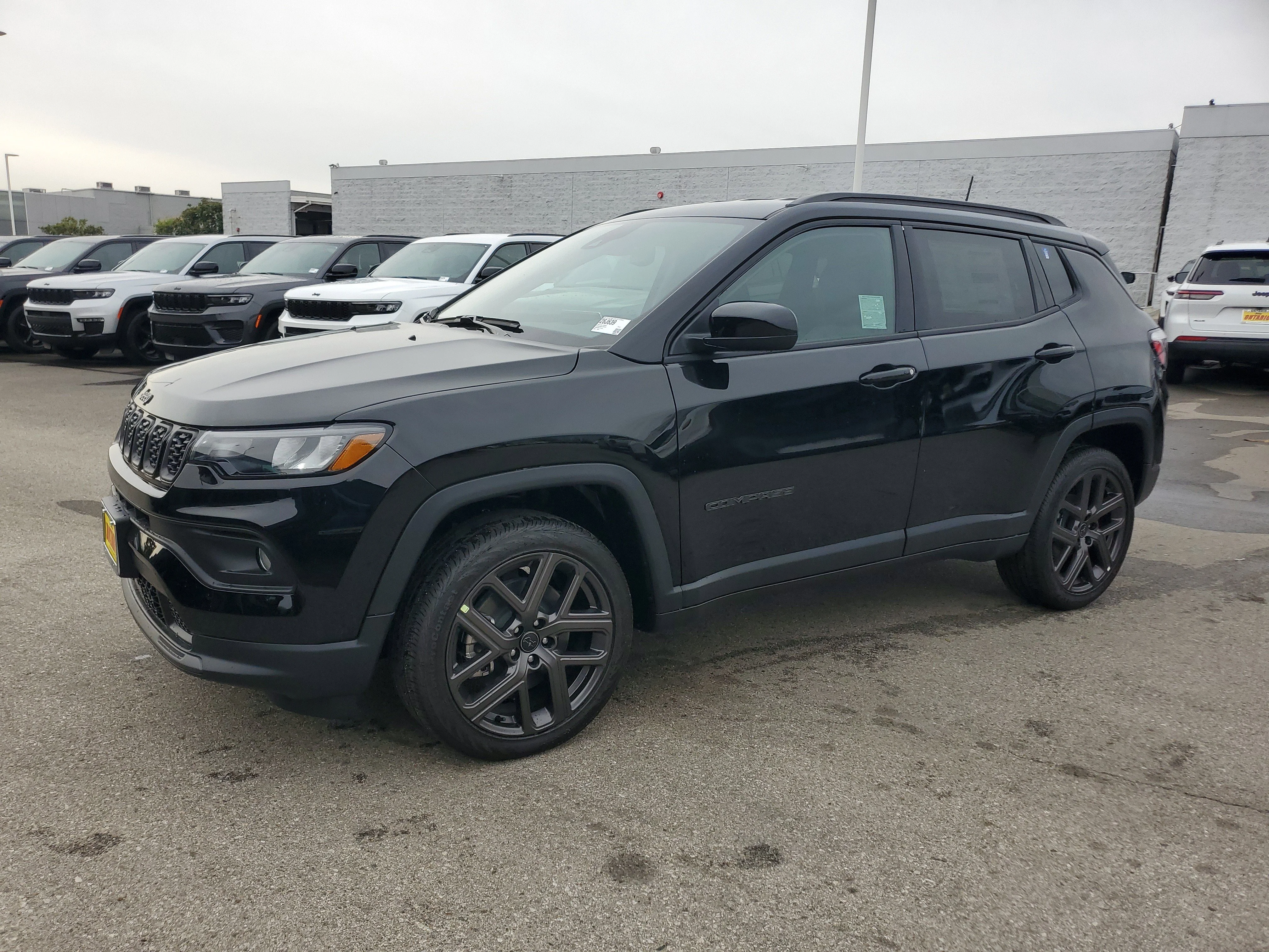 New 2026 Diamond Black Crystal Pearl-Coat Exterior Paint Jeep Latitude image 8