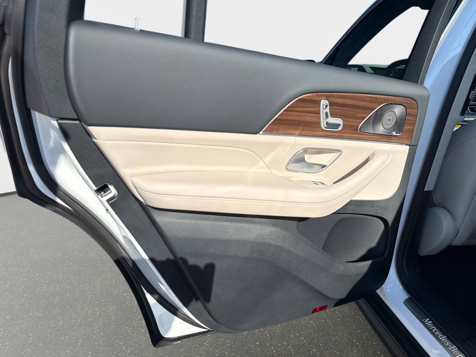 New 2026 Polar White Mercedes-Benz 450 4MATIC® SUV image 11