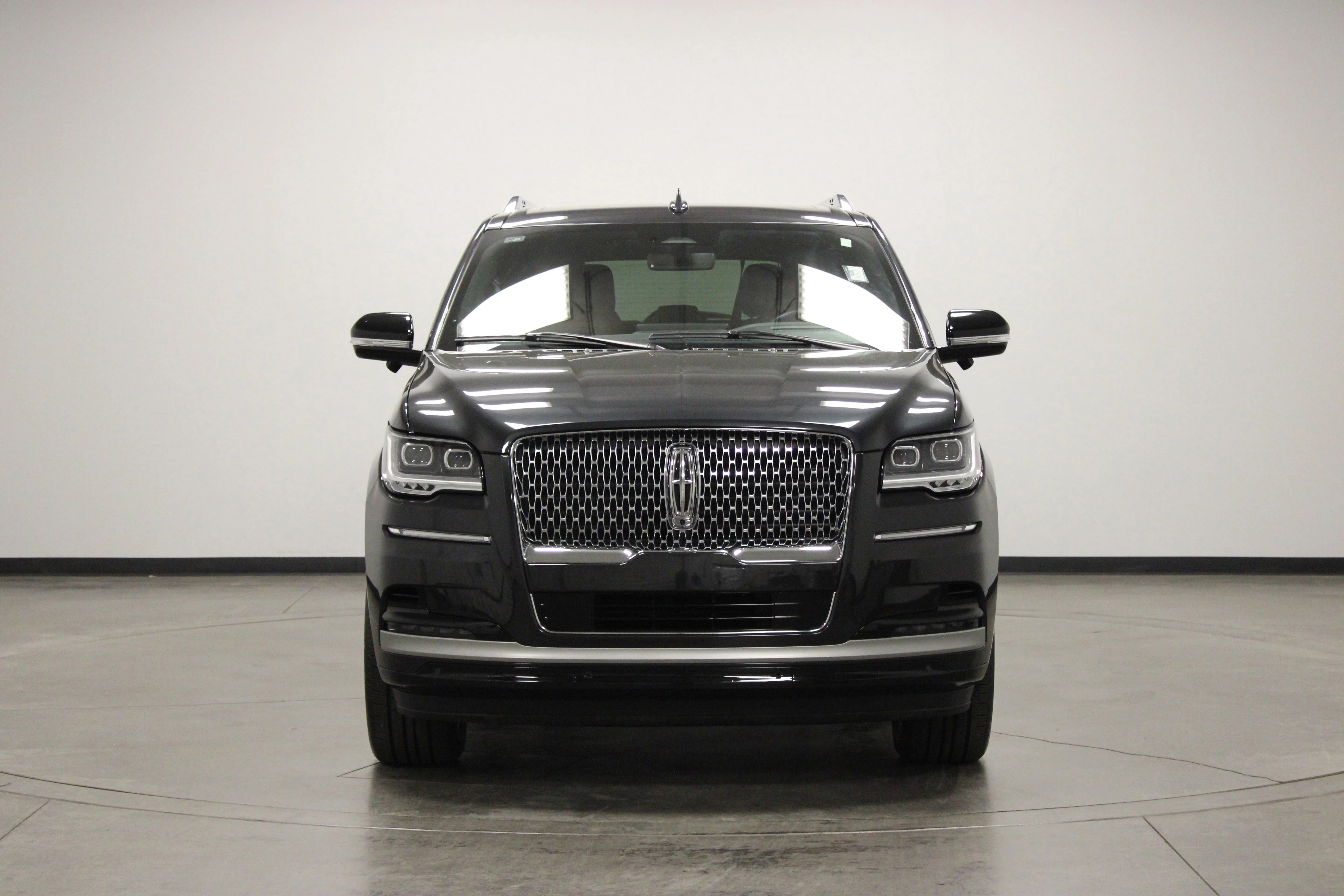 Used 2024 Gray Metallic Lincoln Reserve image 3