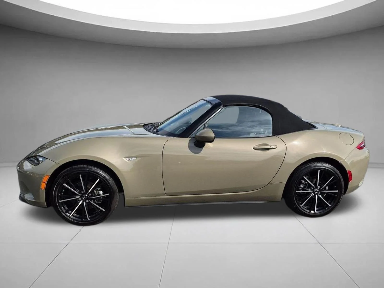 Used 2024  MAZDA GRNDTR image 2