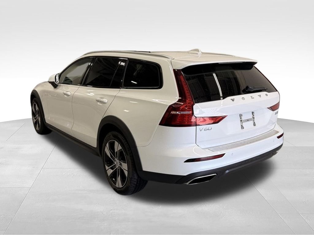Used 2022 White Volvo  image 3