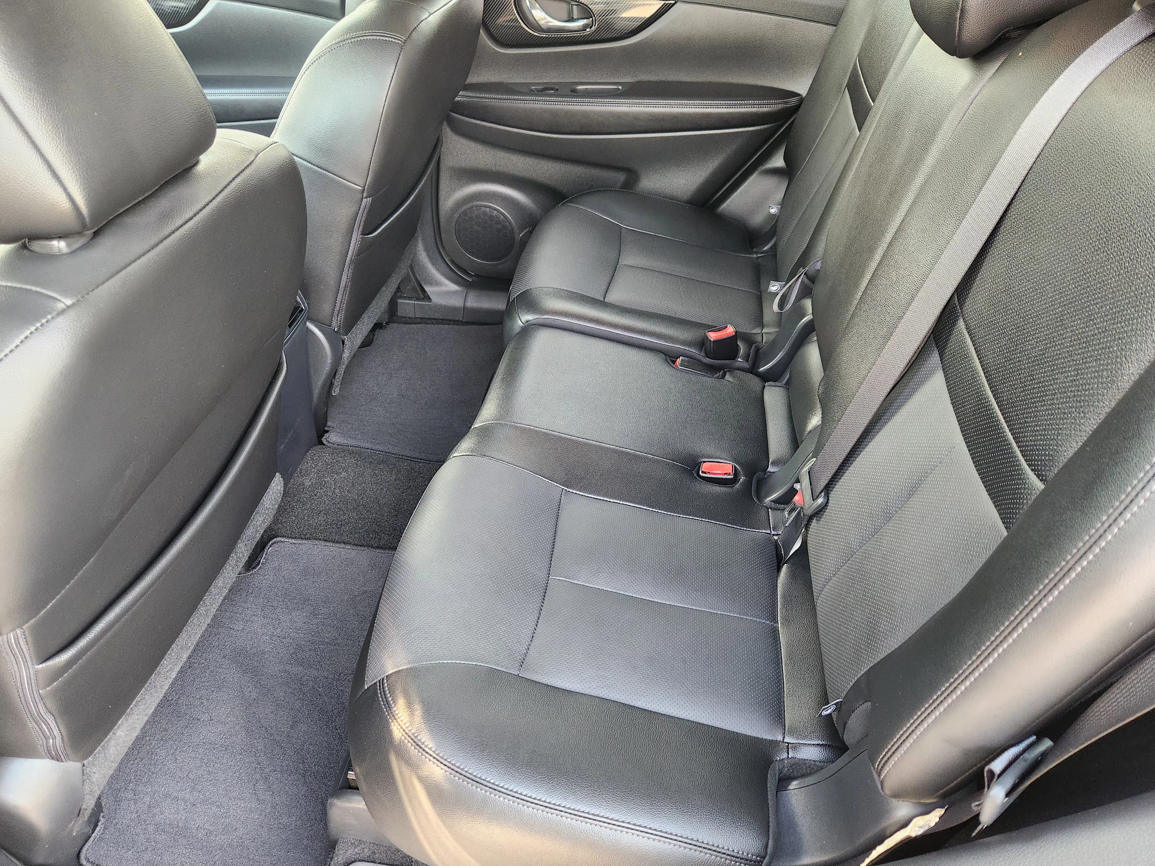 Used 2017 Magnetic Black Nissan SL image 31