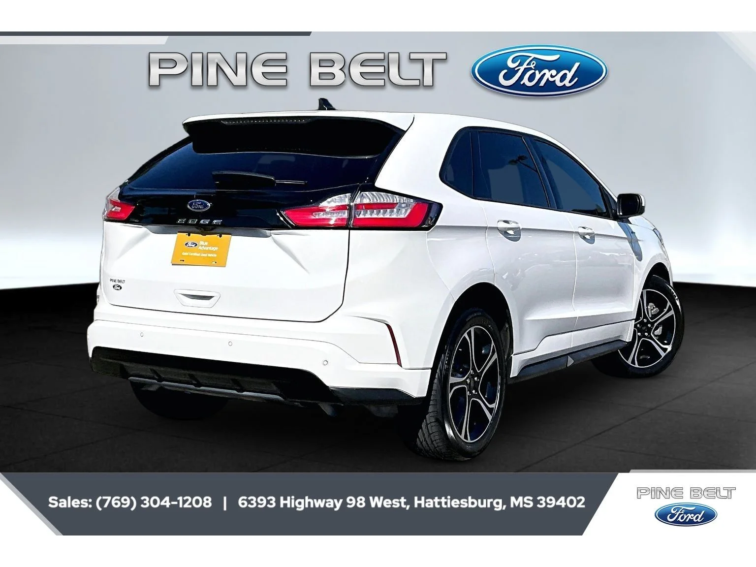 Used 2022 Star White Metallic Tri-Coat Ford ST-Line image 11