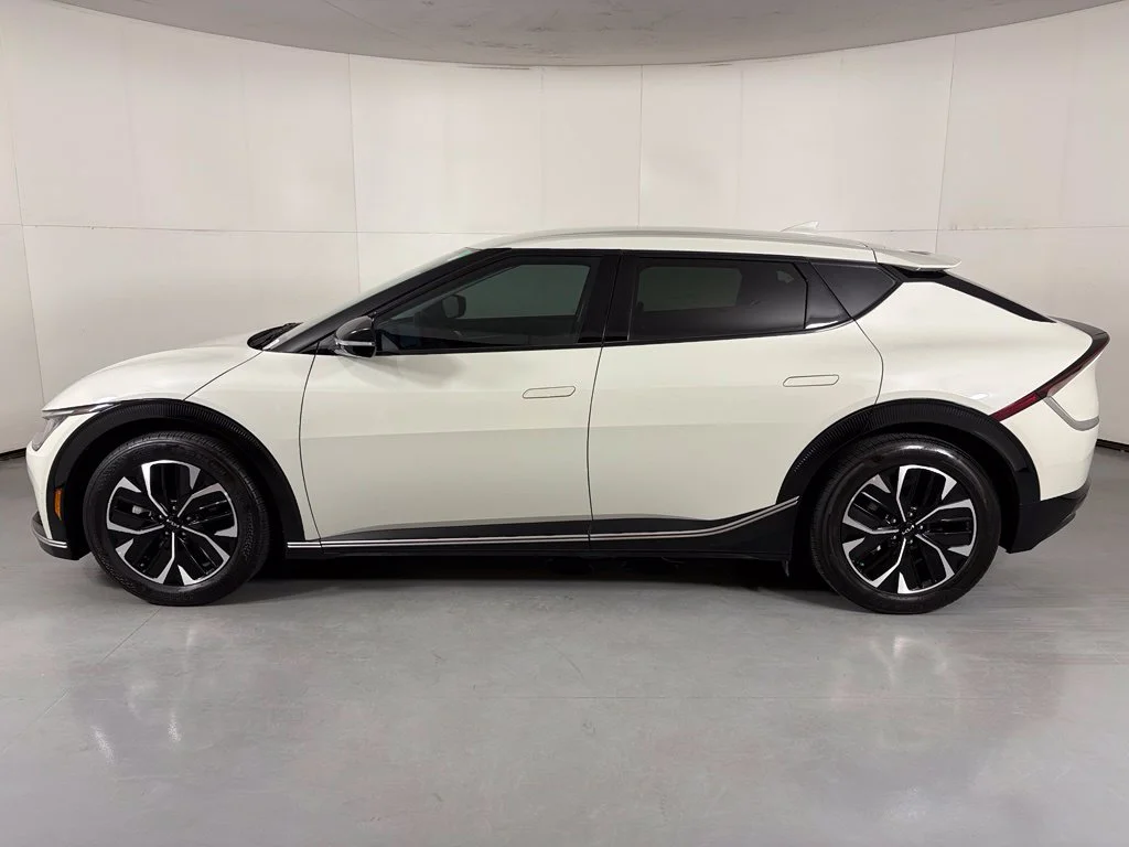 Used 2023 White Kia Wind image 5