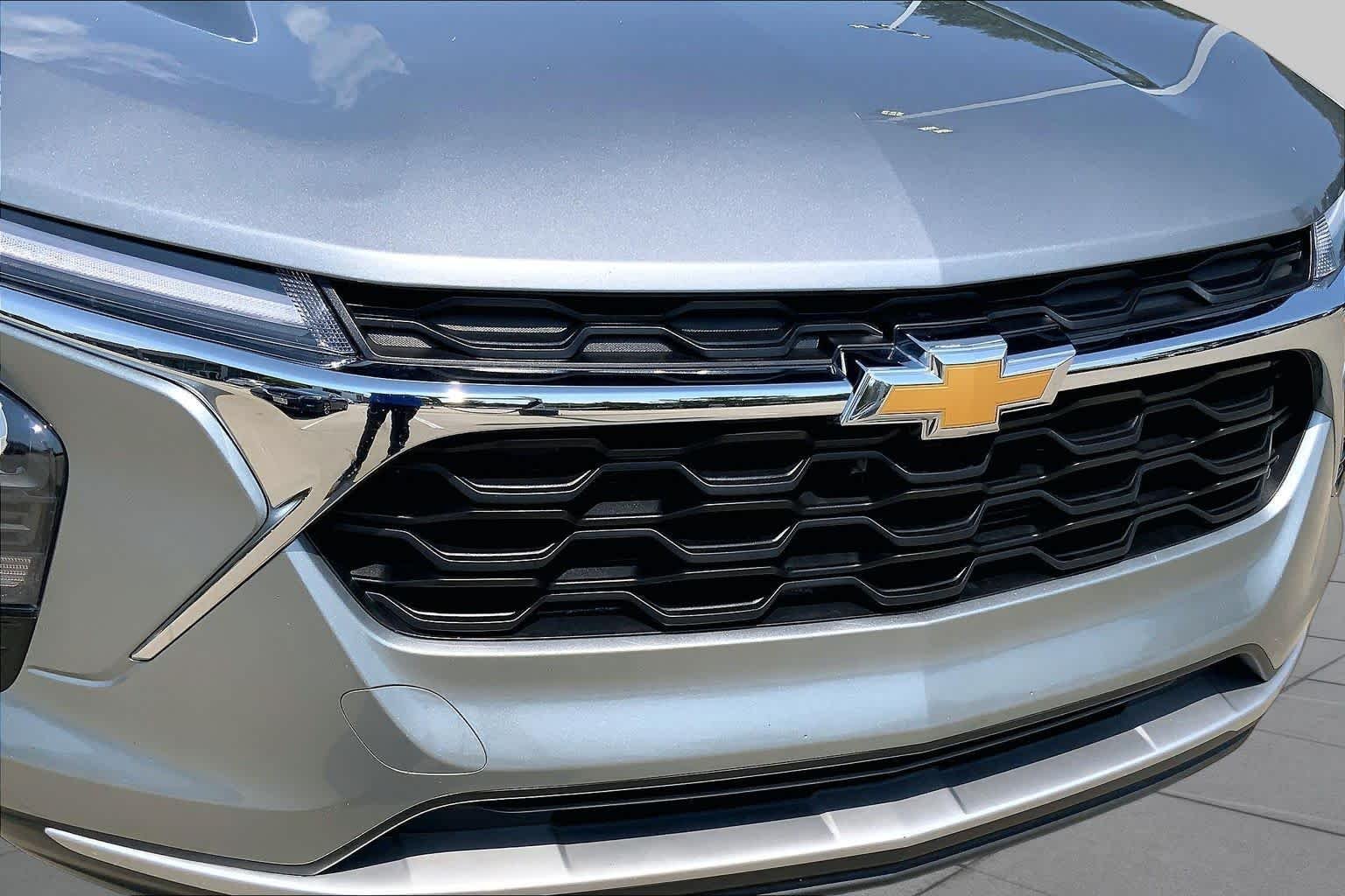 Used 2025 Sterling Gray Metallic Chevrolet LT image 31