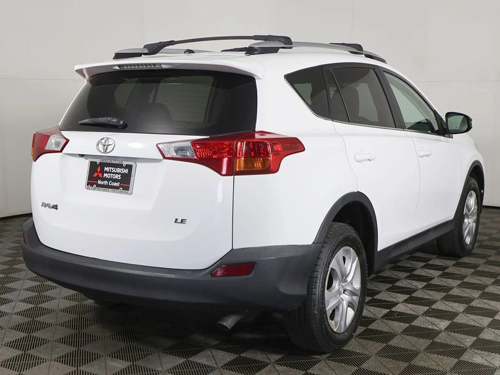 Used 2013 White Toyota LE image 7
