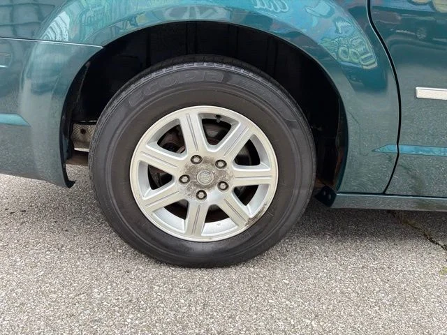 Used 2009 Green Chrysler Touring image 32