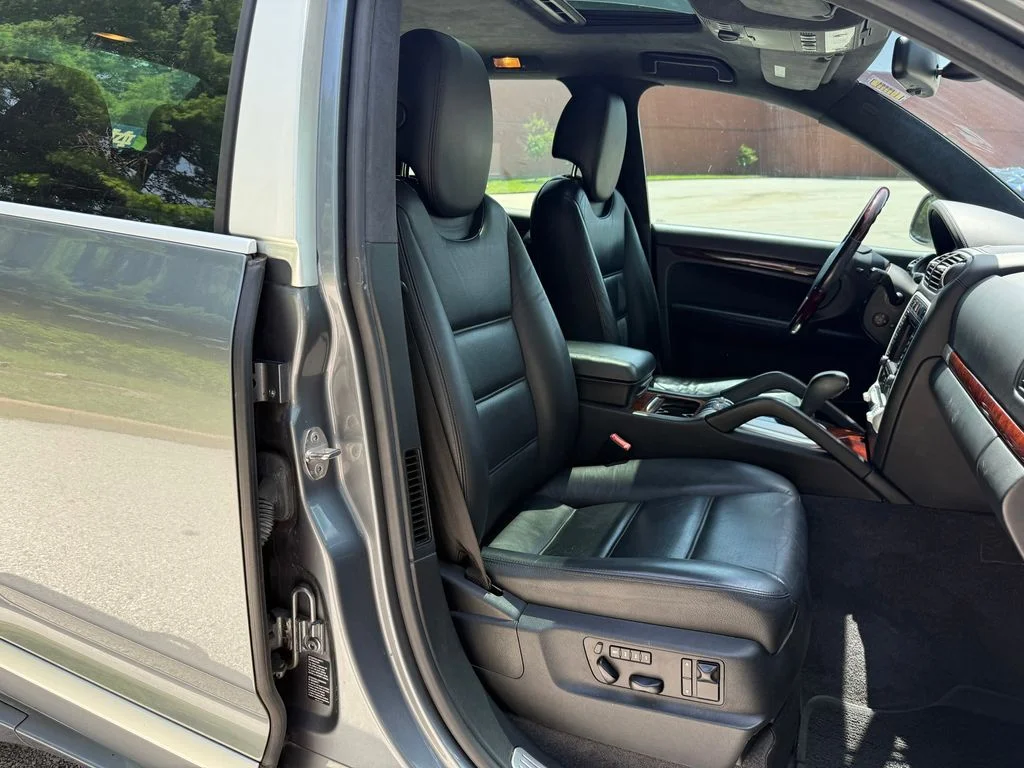 Used 2005  Porsche Turbo image 24