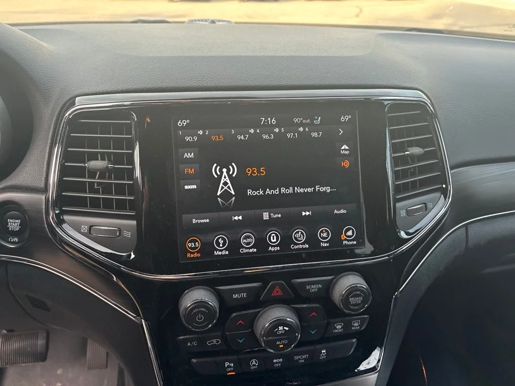Used 2019 Diamond Black Crystal Pearlcoat Jeep Limited image 4