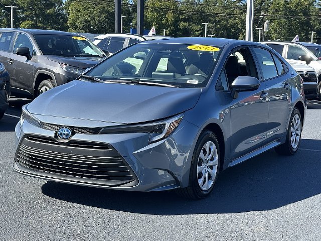 Used 2023  Toyota LE image 4