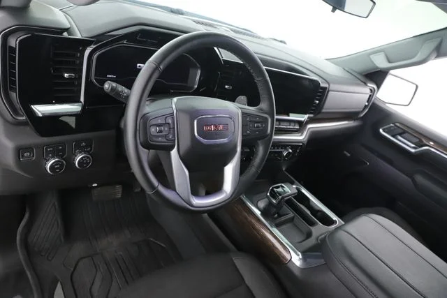 Used 2025 White GMC Elevation image 17
