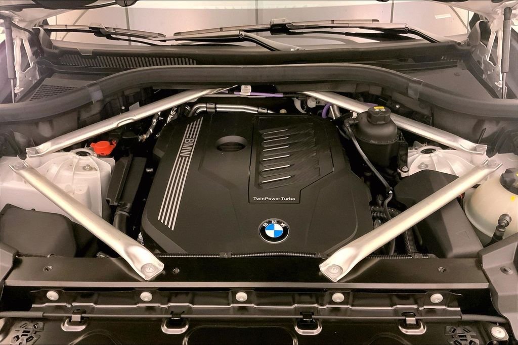 Used 2022 Mineral White Metallic BMW  image 9