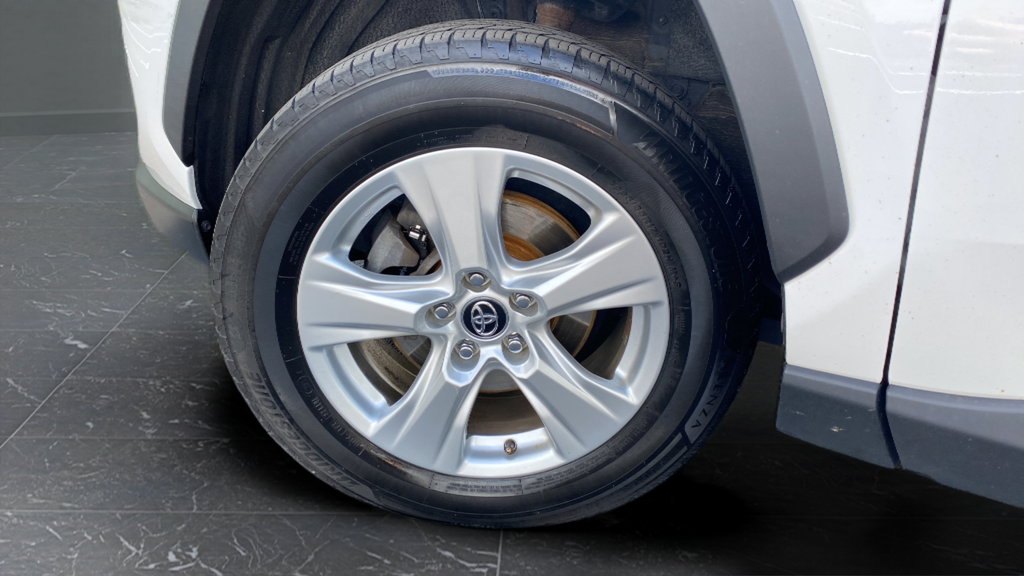 Used 2020 Super White Toyota XLE image 28