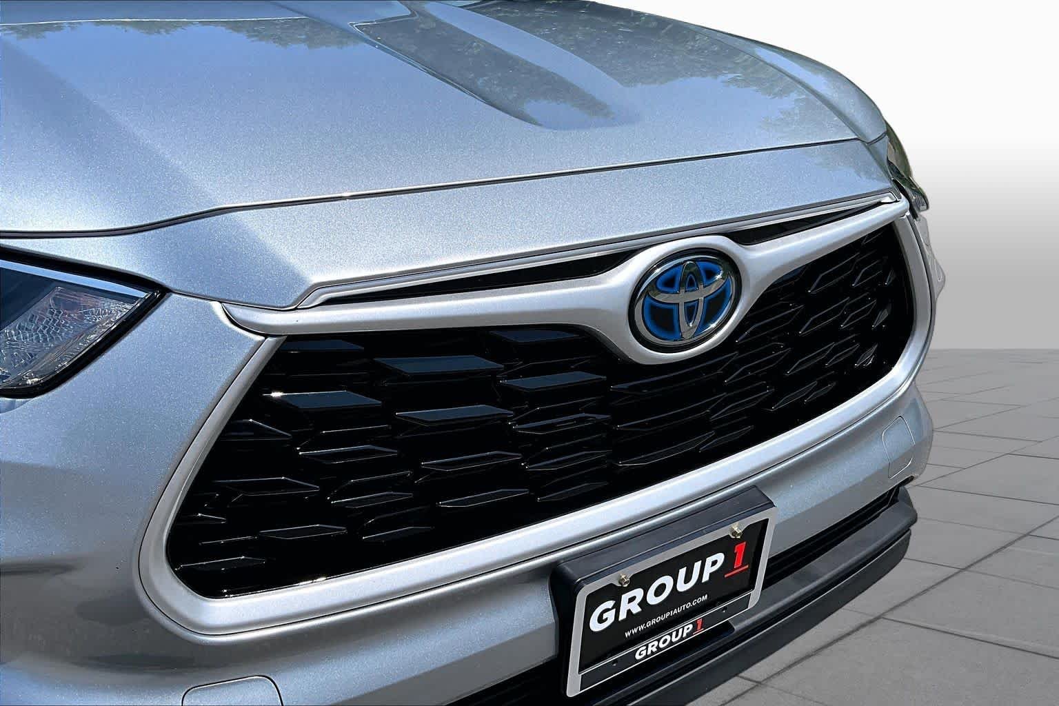 Used 2022 Celestial Silver Metallic Toyota Hybrid XLE image 32