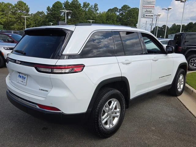Used 2023 White Jeep Laredo image 12