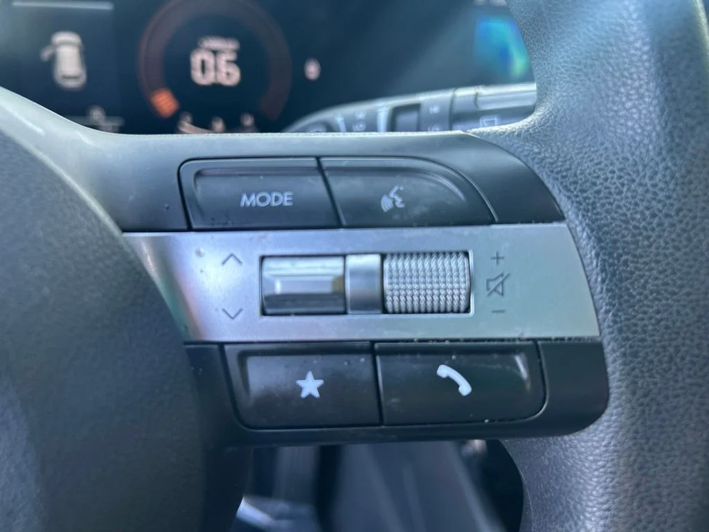 Used 2025 Green Hyundai SEL image 18