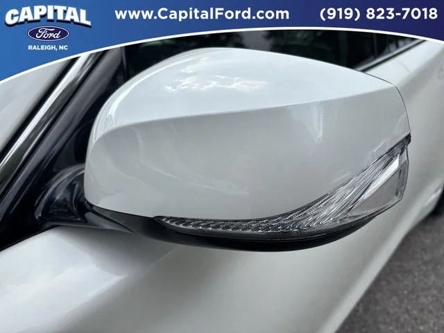 Used 2023 White INFINITI LUXE image 12