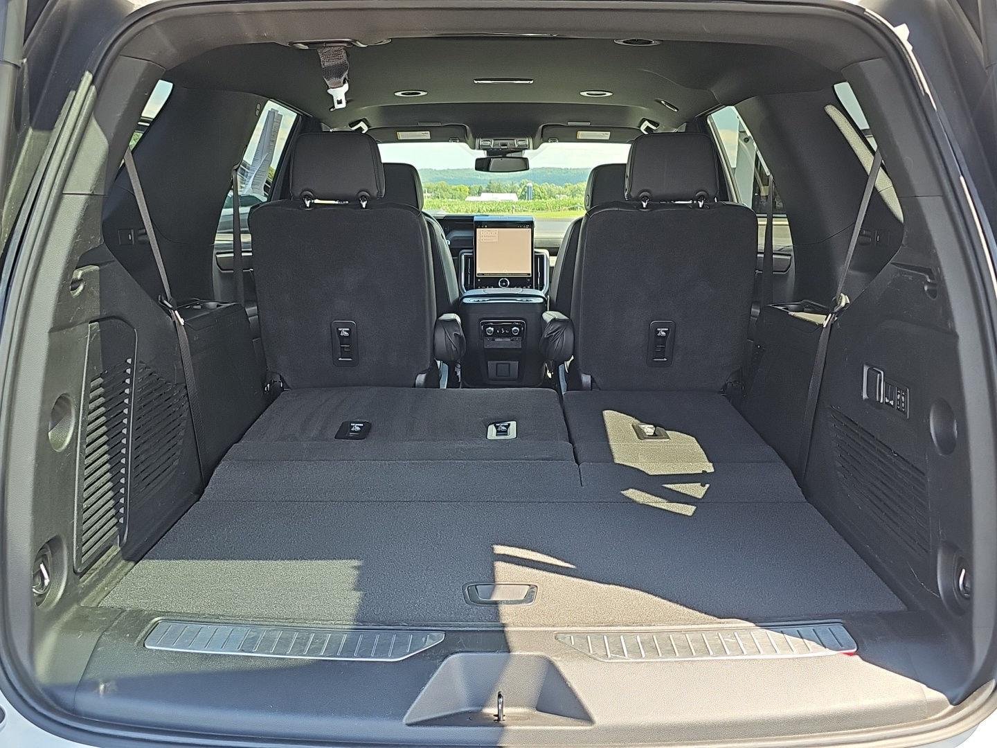 Used 2025 Summit White GMC Denali image 31