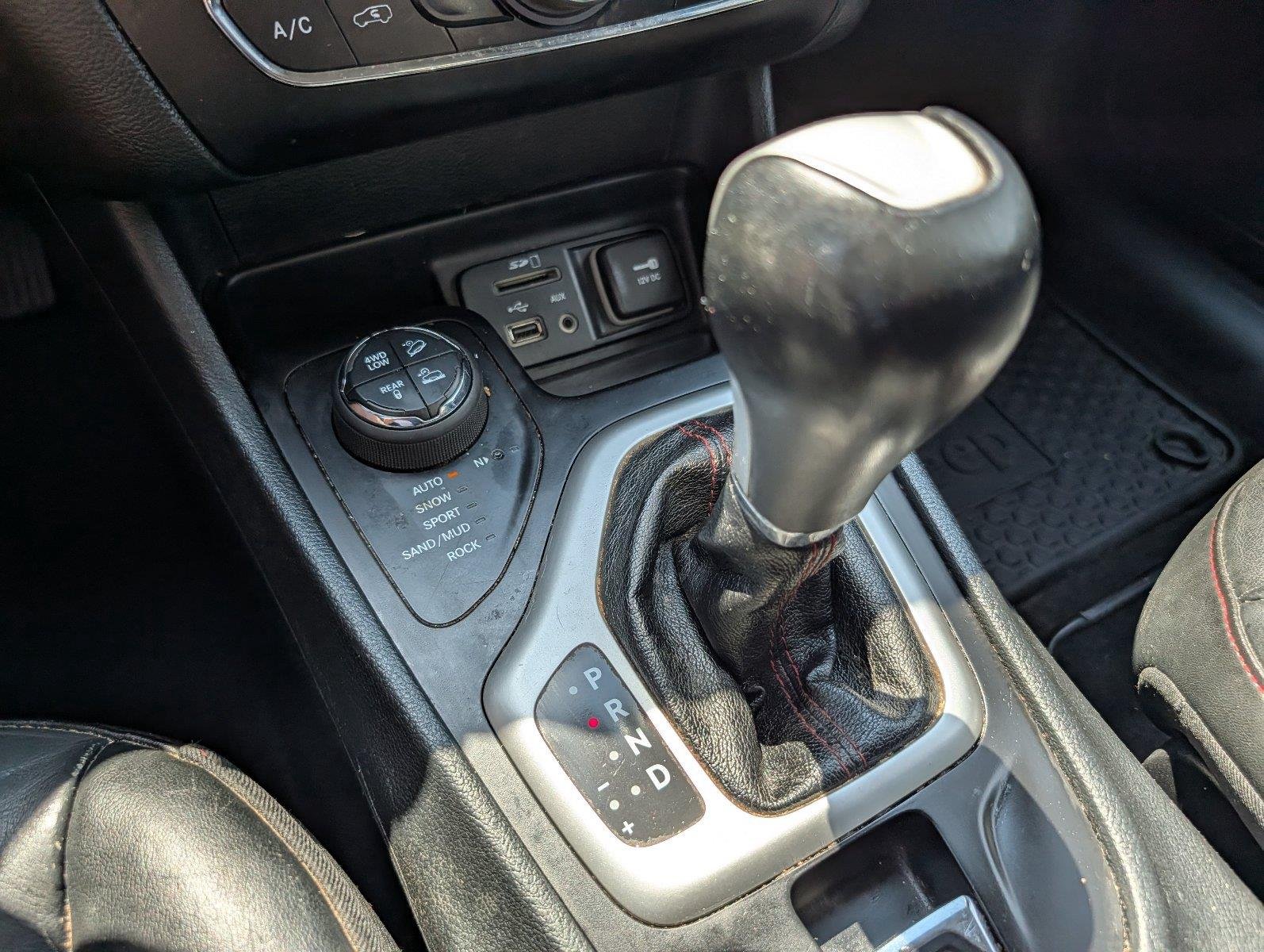 Used 2015 Bright White Clearcoat Jeep Trailhawk image 20