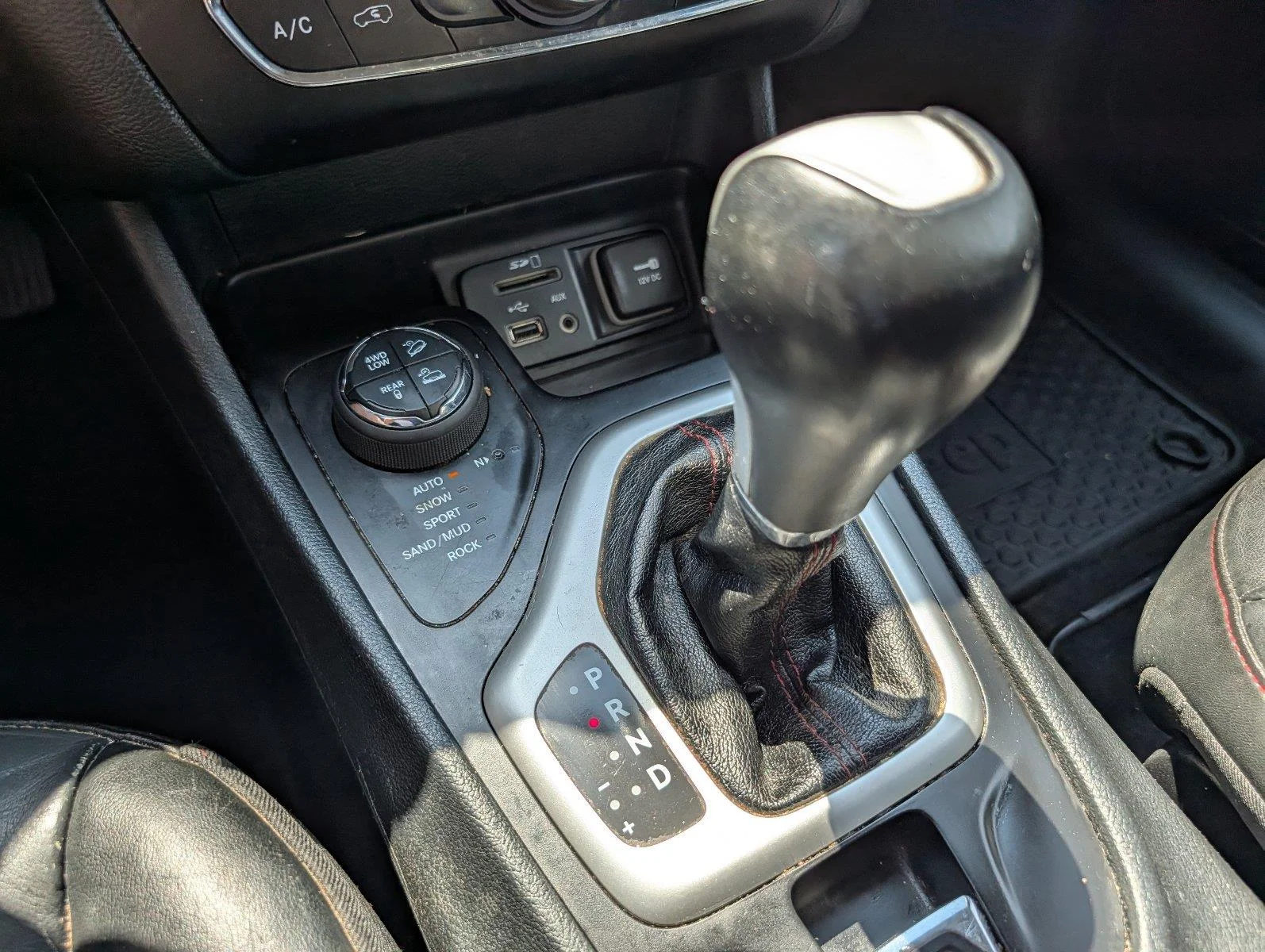 Used 2015 Bright White Clearcoat Jeep Trailhawk image 20