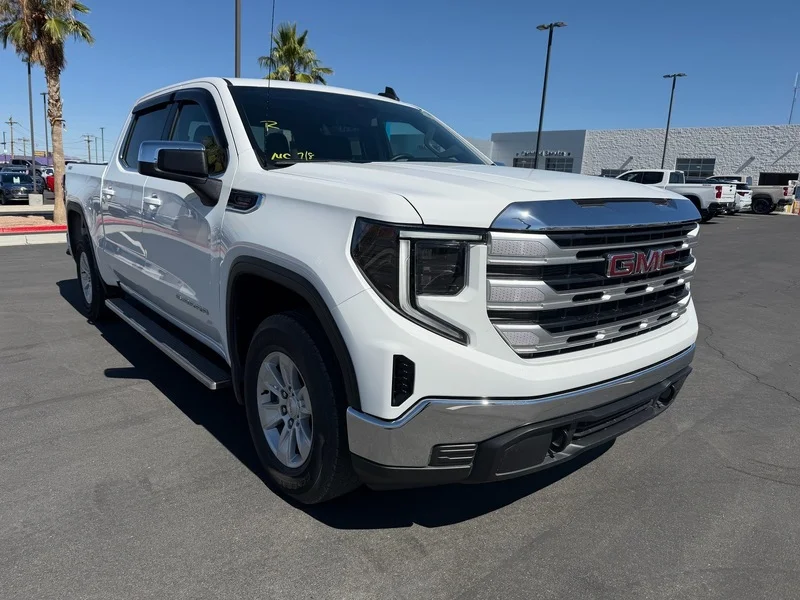 Used 2024 Summit White GMC SLE image 1