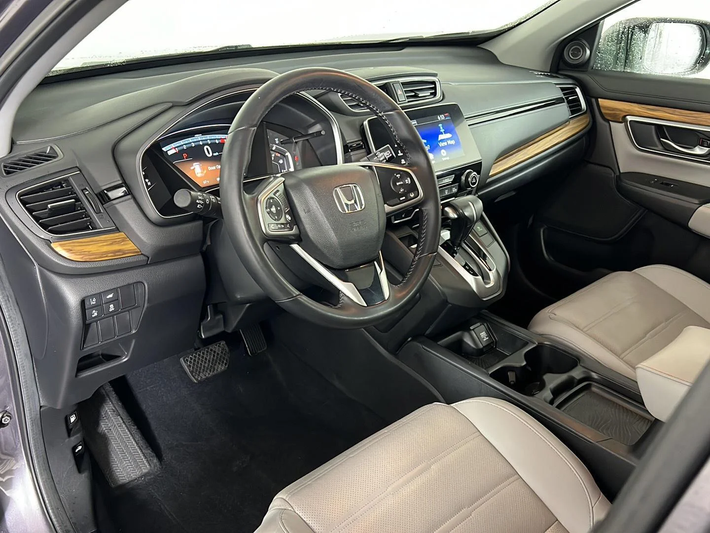 Used 2018 Modern Steel Metallic Honda Touring image 2