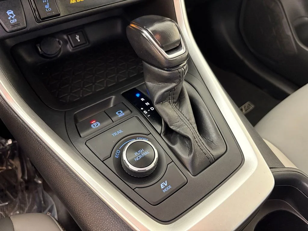 Used 2021 White Toyota XLE Premium image 30