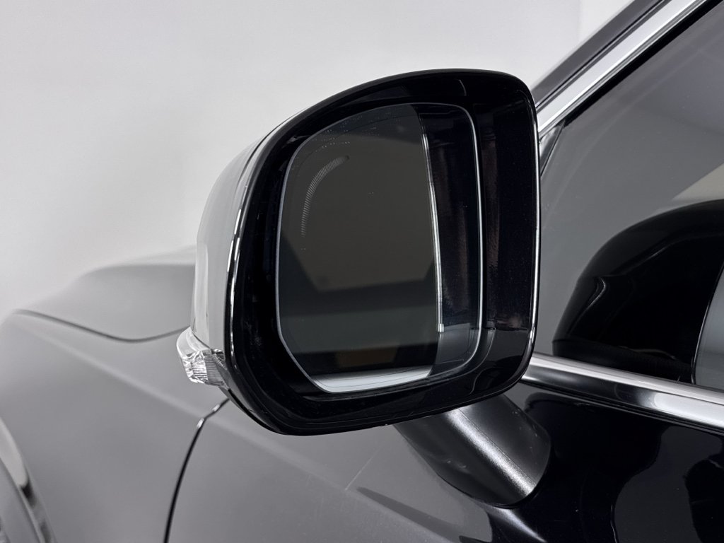 Used 2019 Onyx Black Metallic Volvo Momentum image 25