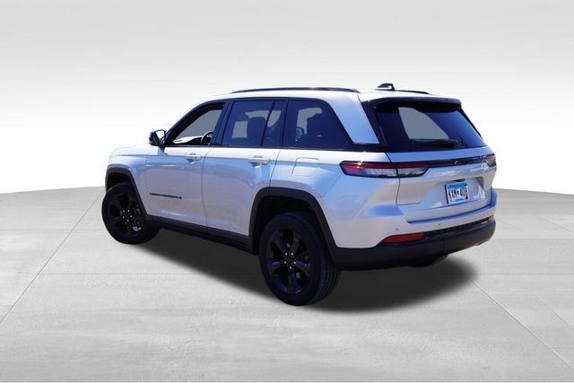 Used 2023 Silver Jeep Altitude X image 7