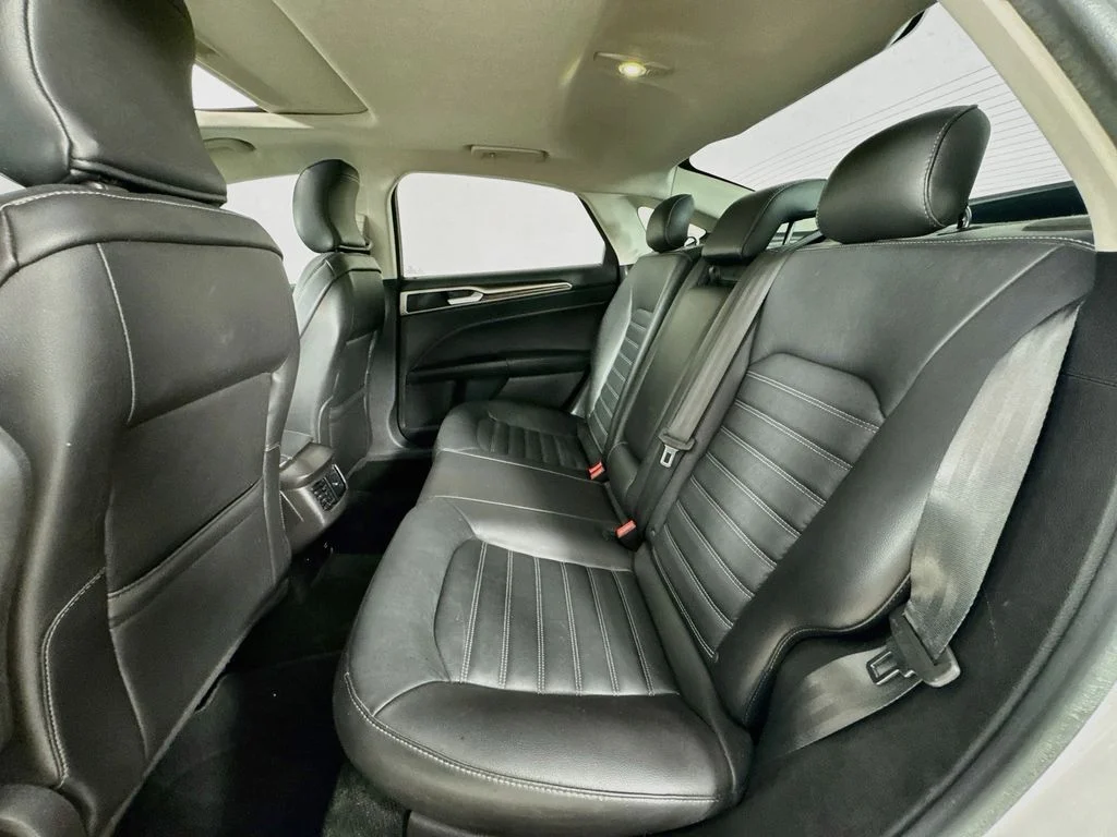 Used 2016 White Platinum Clearcoat Metallic Ford SE image 31