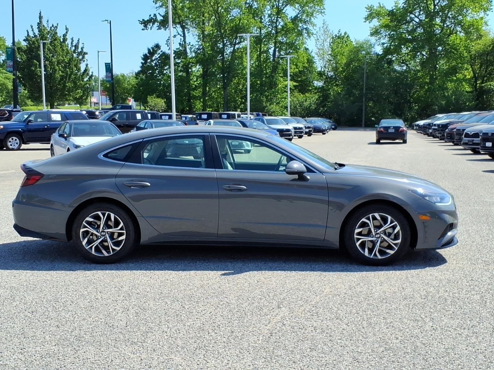 Used 2022 Hampton Gray Hyundai SEL image 6