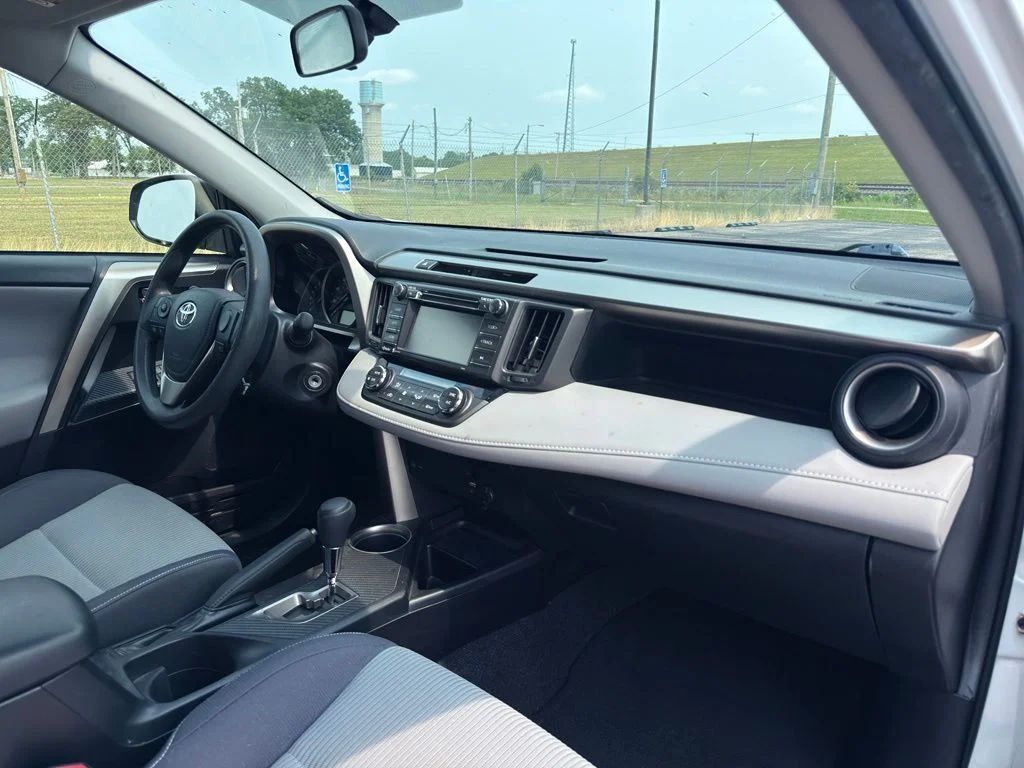 Used 2014 White Toyota XLE image 31