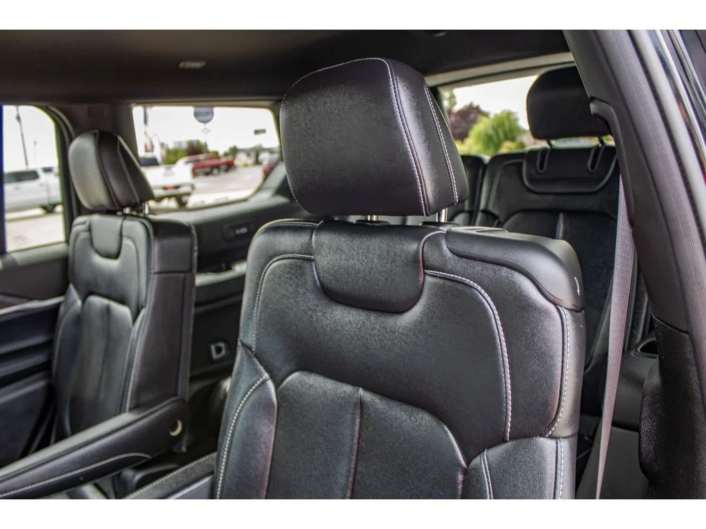 Used 2024 Diamond Black Crystal Pearlcoat Jeep Limited image 22