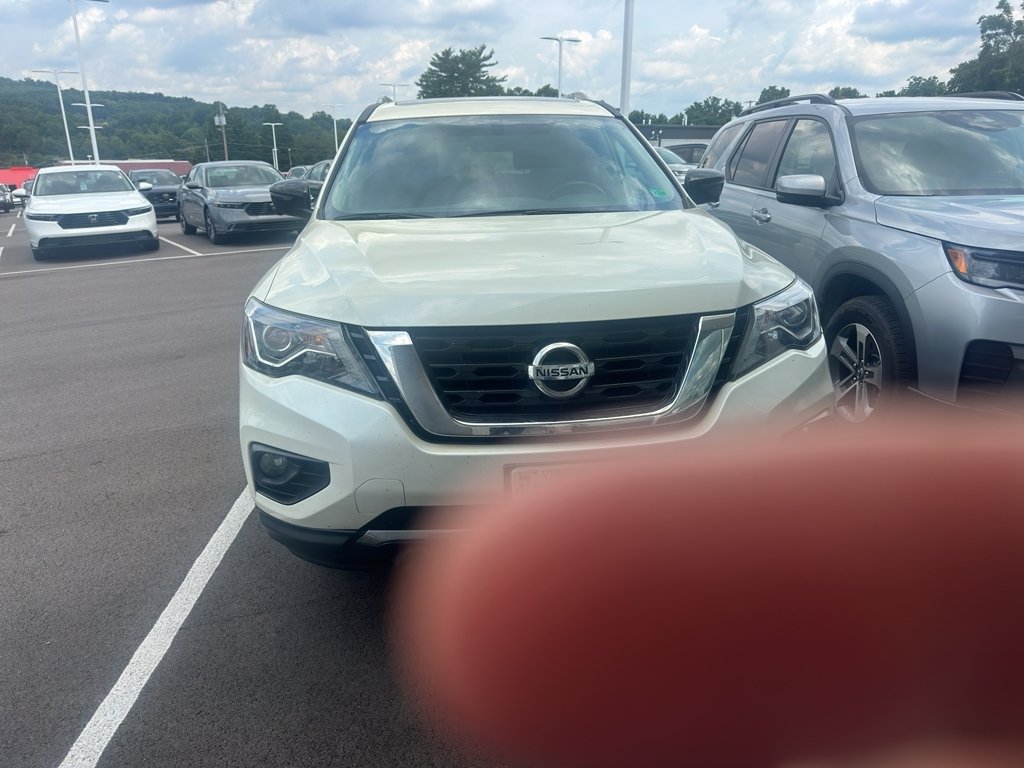 2017 Nissan Pathfinder Platinum 4WD's photo