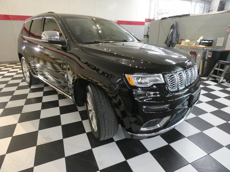 Used 2020 DIAMOND BLACK CRY Jeep 4d SUV 4WD Summit V6 image 3