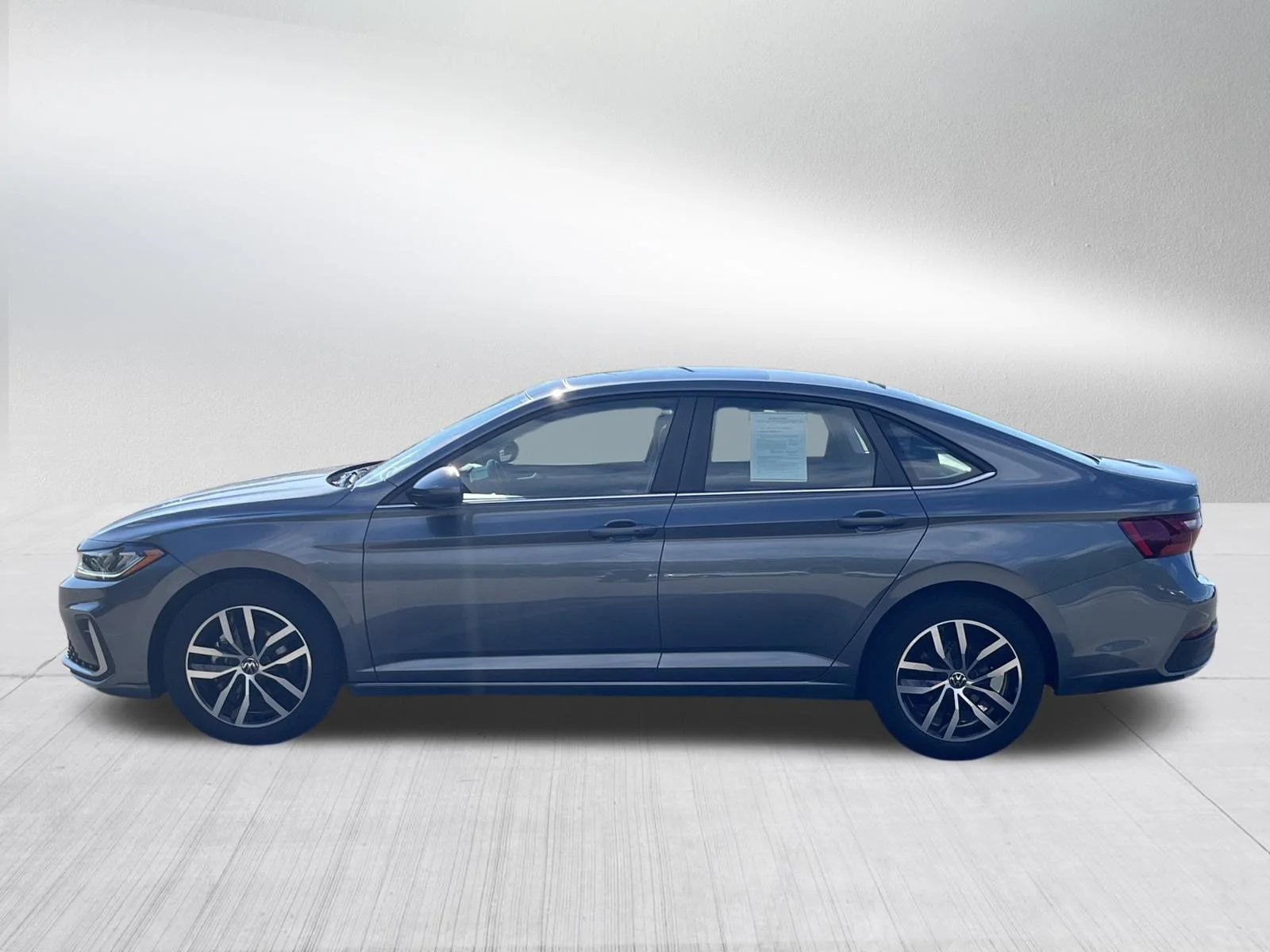Used 2025 Platinum Gray Metallic Volkswagen SE image 4