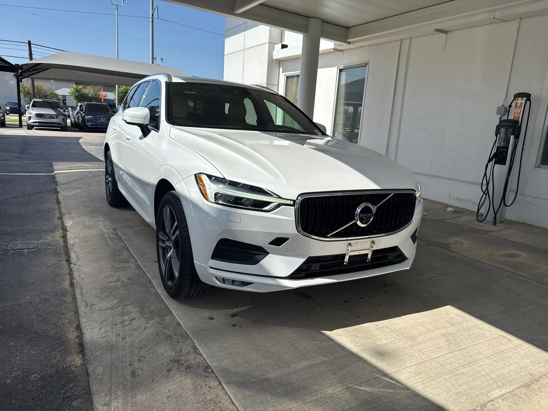 Used 2020 White Volvo T5 Momentum image 3