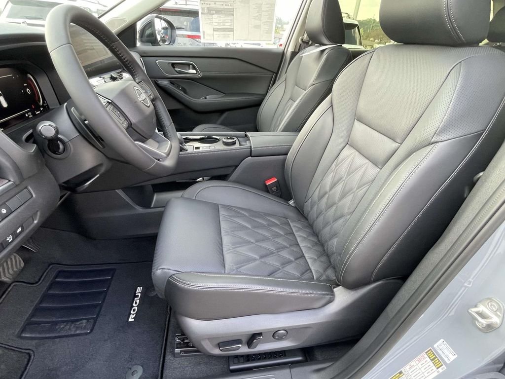 New 2026 Boulder Gray Pearl / Super Black Two-tone Nissan Platinum image 13