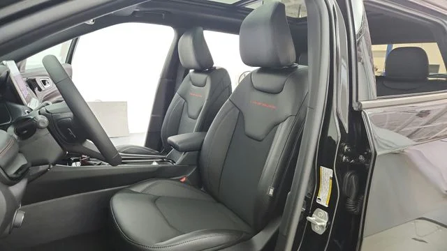 New 2026 Diamond Black Crystal Pearl-Coat Exterior Paint Jeep Trailhawk image 16