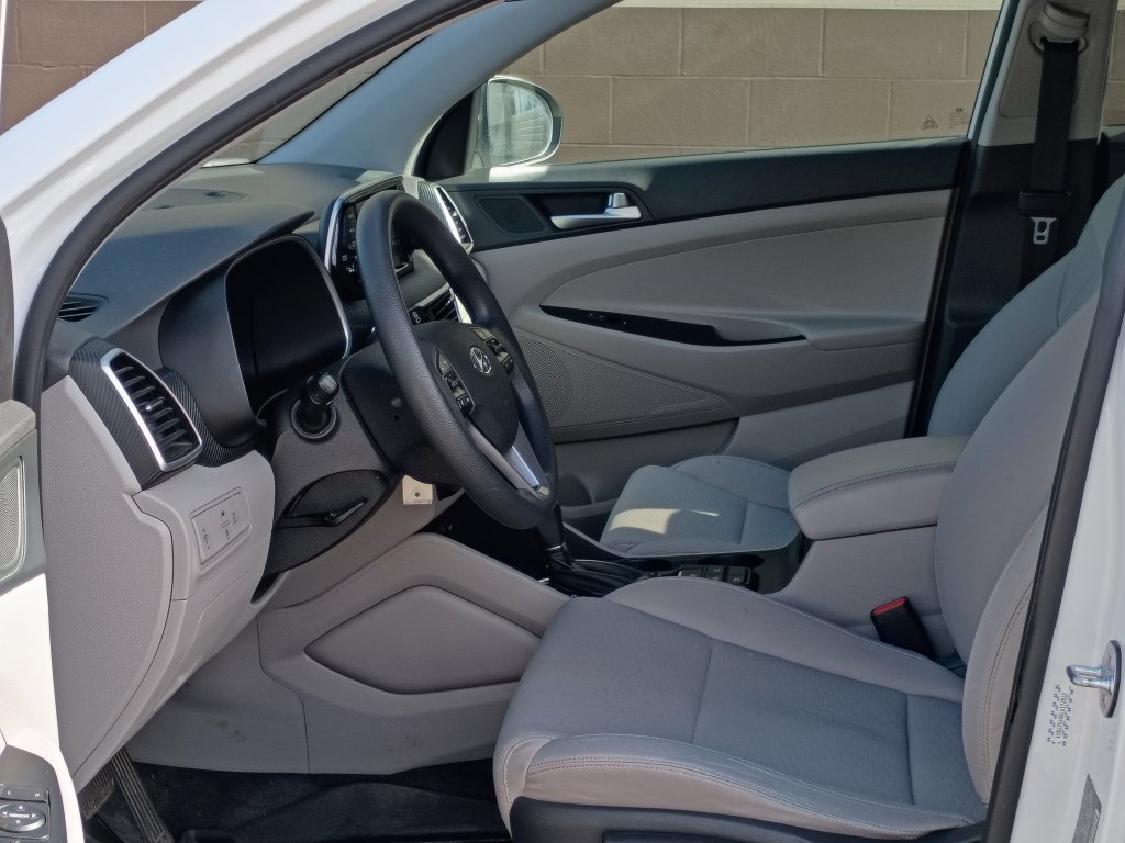 Used 2020 White Hyundai SE image 15