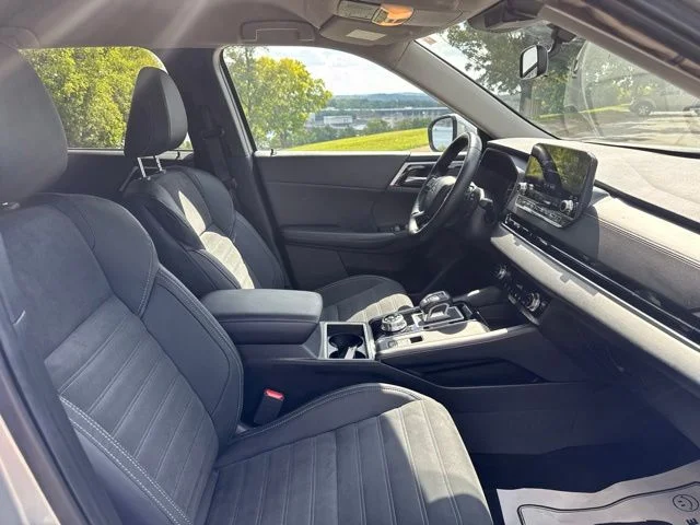 Used 2023 Silver Mitsubishi SE image 10