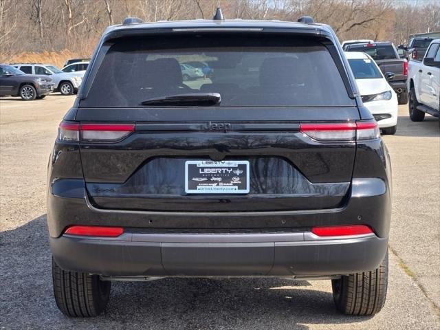 New 2026 Diamond Black Crystal Pearl-Coat Exterior Paint Jeep Laredo image 40