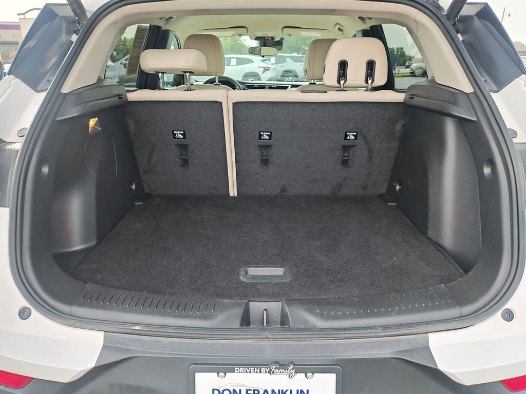 Used 2022 White Buick Select image 9