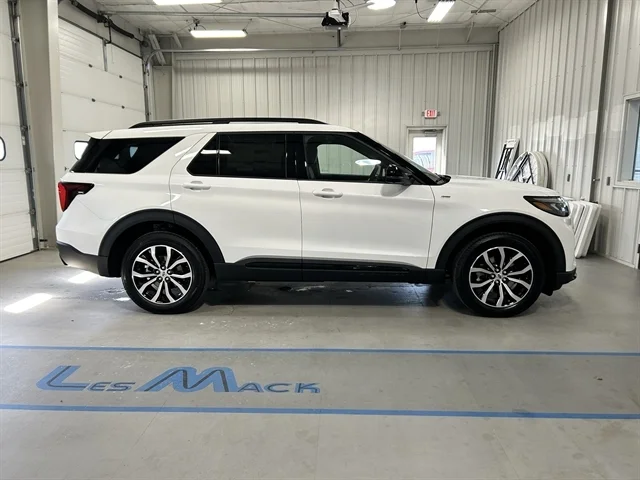 New 2026 Star White Metallic Tri-Coat FORD ST-Line image 4