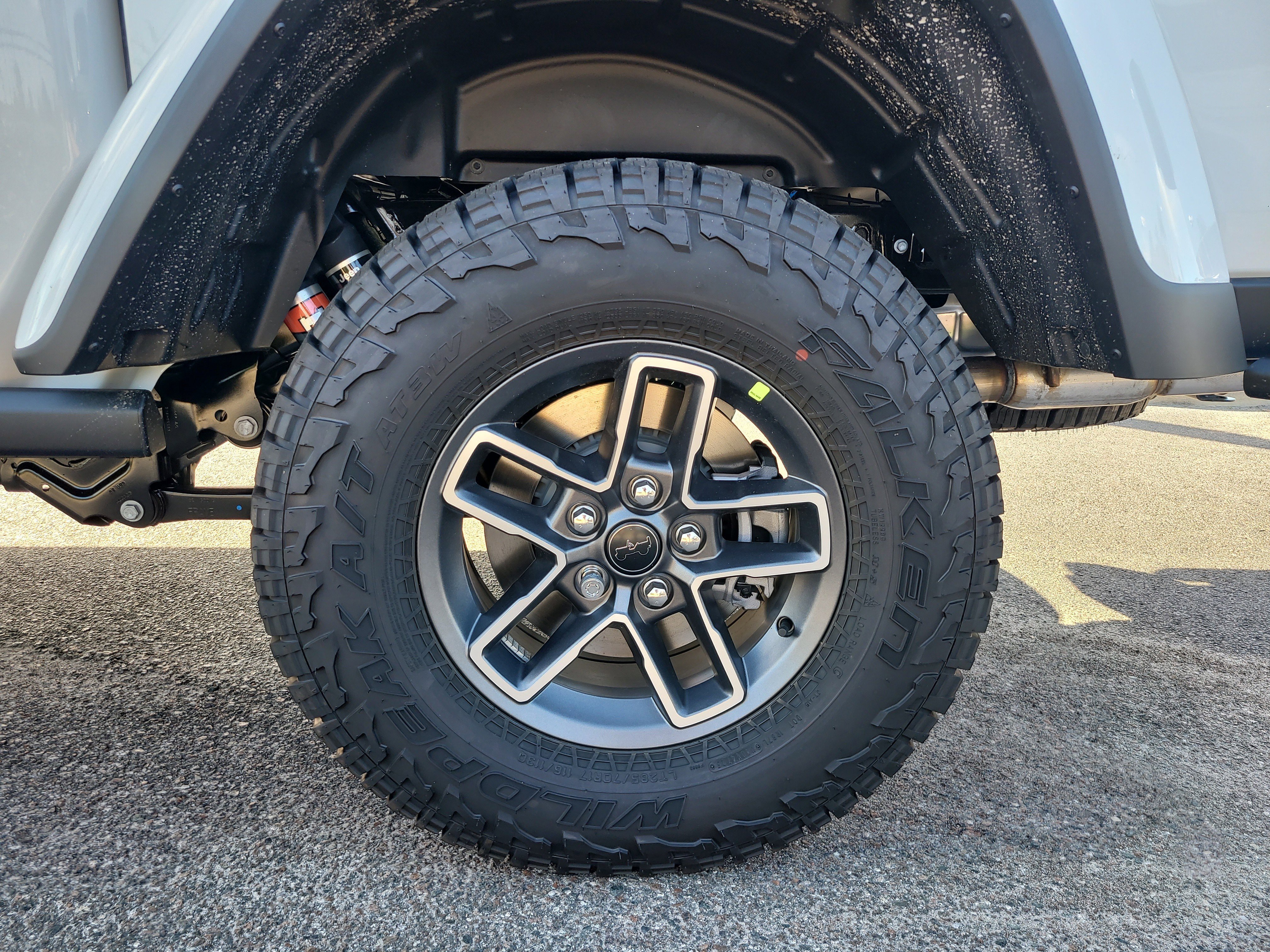 New 2026 Bright White Clear-Coat Exterior Paint Jeep Mojave X image 9