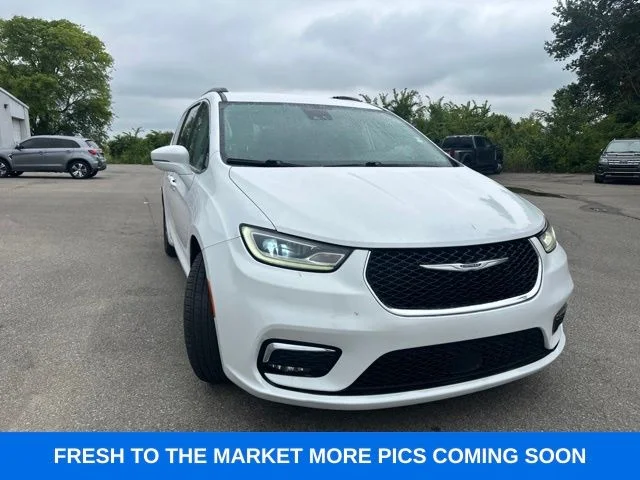 Used 2022 Bright White Clearcoat Chrysler Touring L image 4
