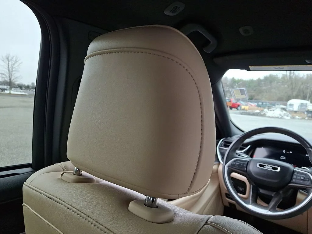 Used 2023 Diamond Black Crystal Pearlcoat Jeep Limited image 14