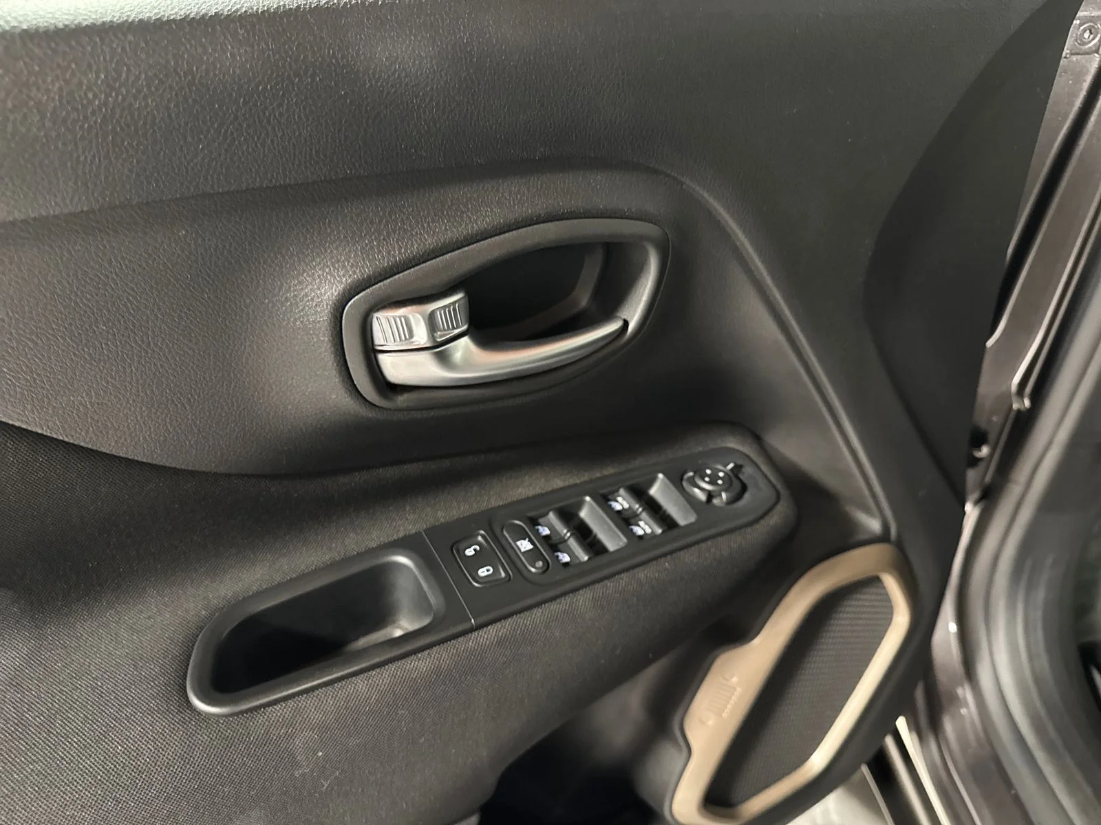 Used 2017 Granite Crystal Metallic Clearcoat Jeep Latitude image 16